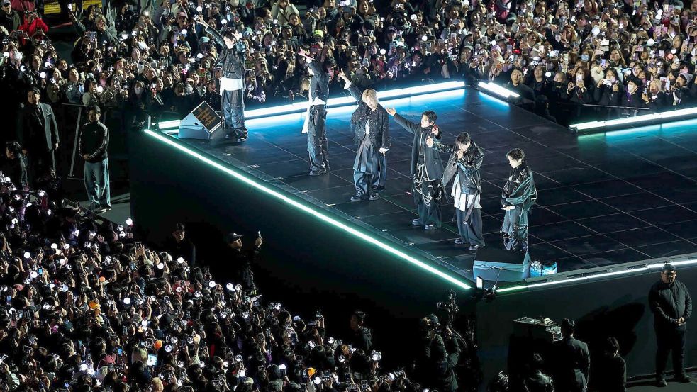 Die „Army“ jubelte der Band zu. Foto: Kim Hong-Ji/Pool Reuters/AP/dpa