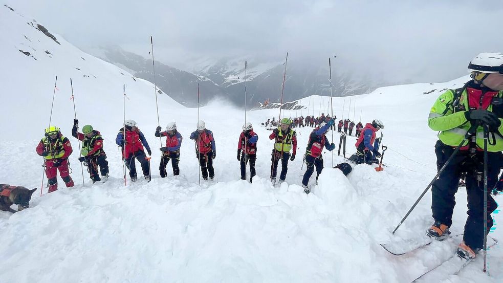 Mehr als 60 Rettungskräfte waren bei der Suche im Einsatz. Foto: -/Italienische Bergwacht/dpa