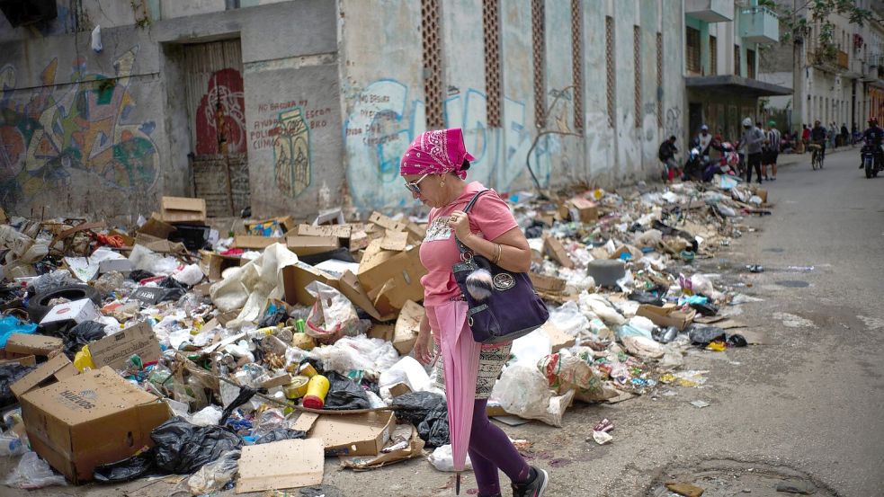 Das US-Ölembargo hat die dramatische Situation im Land verschärft. (Archivbild) Foto: Ramon Espinosa/AP/dpa
