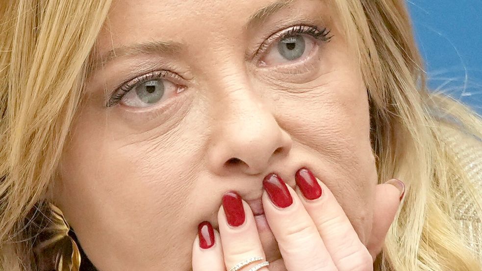 Italiens rechte Ministerpräsidentin Giorgia Meloni ist mit der Justiz nicht zufrieden. (Archivbild) Foto: Andrew Medichini/AP/dpa