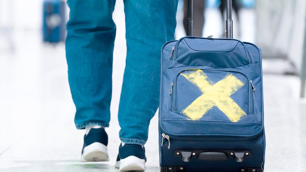 20 x 30 x 40 Zentimeter? Dieser Koffer ist deutlich größer. Foto: IMAGO/Bihlmayerfotografie