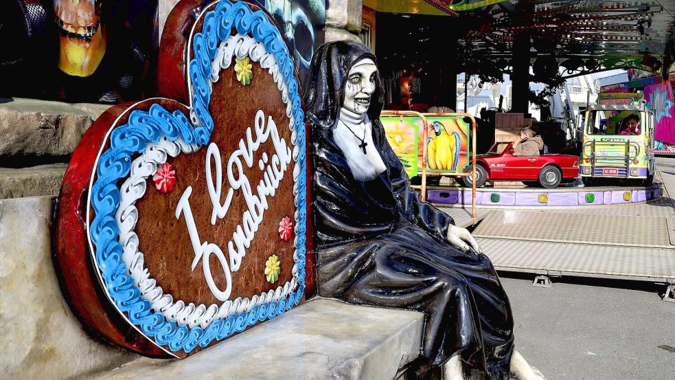 Verliebt in Osnabrück ist diese Grusel-Nonne. Sie hat ihren Platz zwischen der Geisterbahn und einem Kinderkarussell auf dem Frühjahrs-Jahrmarkt, der bis zum 29. März an der Halle Gartlage gastiert. Foto: Thomas Wübker