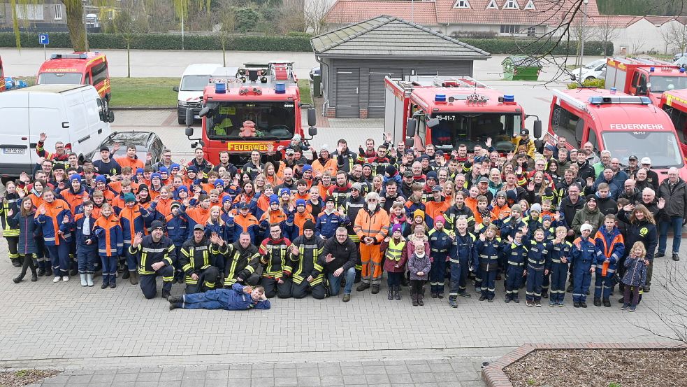 Ein imposantes Bild: Nach Ende des Umwelttages wurden die freiwilligen Helfer für ihren Einsatz mit einem Mittagessen belohnt. Das Bild zeigt die Teilnehmer, die sich zuvor auf dem Parkplatz in Ihrhove für ein Gemeinschaftsfoto aufstellten. Foto: Holger Weers