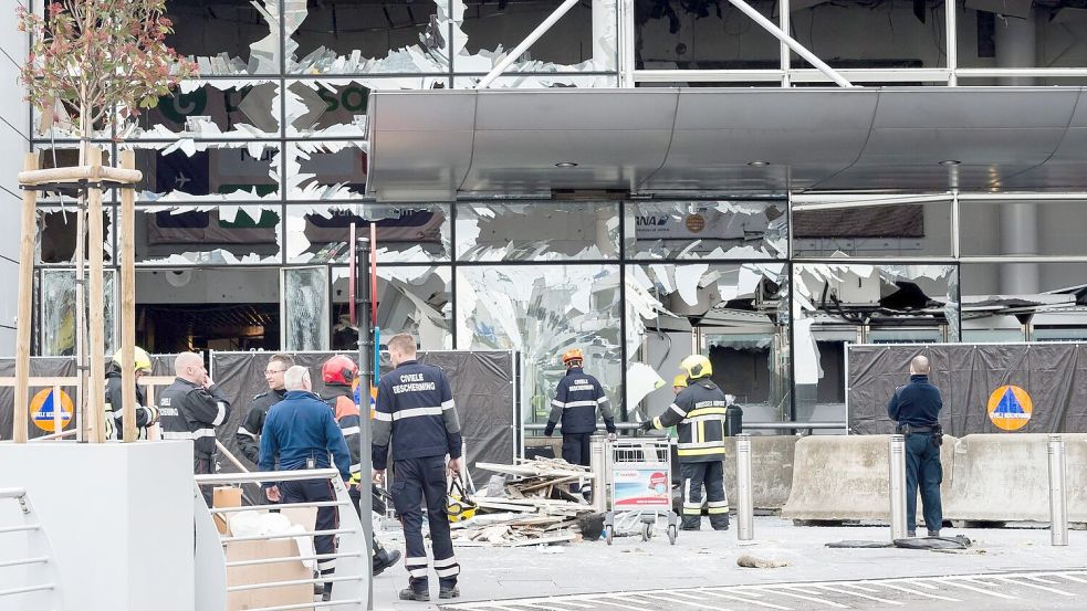 Die Abflughalle des Flughafens wurde durch die Explosionen schwer beschädigt. (Archivbild) Foto: Geert Vanden Wijngaert / Pool