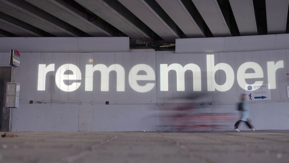 An Unterführung an der Metrostation Maalbeek, an der am 22. März 2016 einer der Terroranschlag stattfand, wird derzeit das englische Wort „remember“ die Wand projiziert und damit zum Erinnern angeregt. Foto: Markus Lenhardt