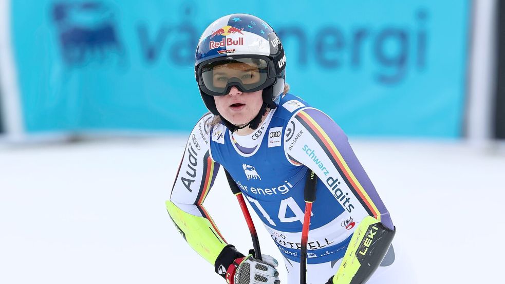 Emma Aicher blickt nach dem Super-G enttäuscht auf die Anzeigetafel. Foto: Marco Trovati/AP/dpa