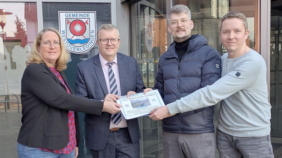 Vor der Sitzung des Rates der Gemeinde Westoverledingen übergaben (von rechts) Patrick Haak und René Poelmann die Petition an Westoverledingens Bürgermeister Theo Douwes und an die Ratsvorsitzende Anja Vosse-Hafer. Foto: Privat