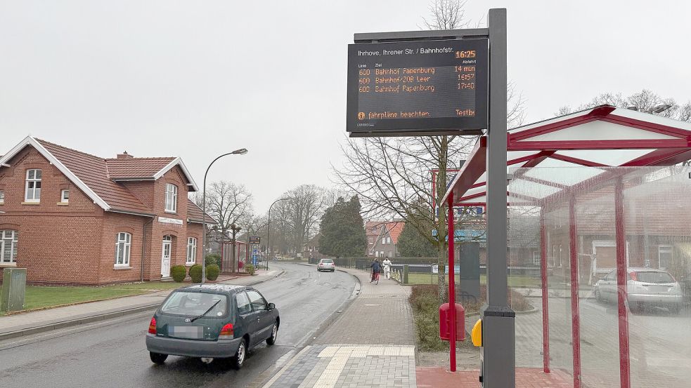 Diese Bushaltestelle an der Ihrener Straße in Ihrhove ist im vergangenen Jahr von der Gemeinde Westoverledingen barrierefrei umgebaut worden. Jetzt hat der Landkreis Leer zwei elektronische Anzeigen in Betrieb genommen. Foto: David Ammermann