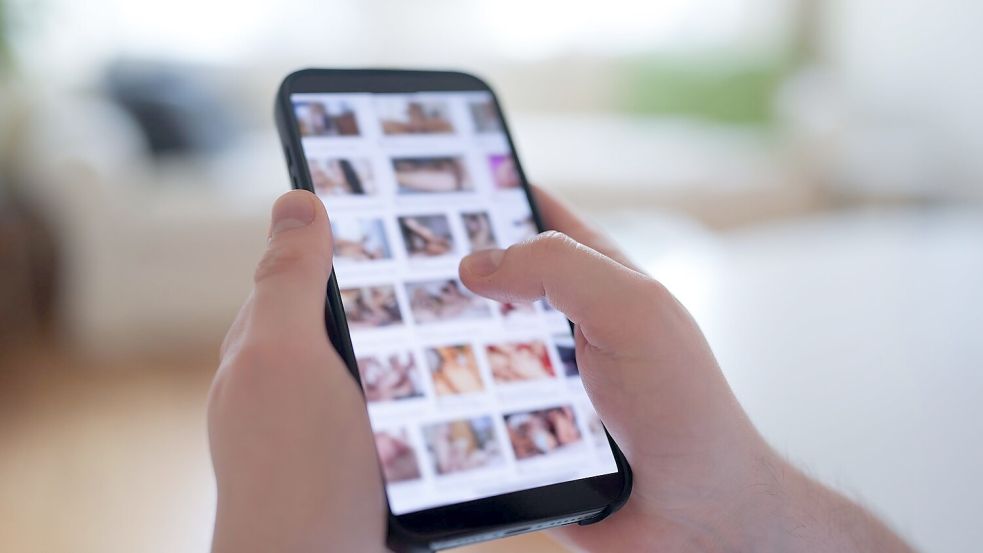 Im Fokus der aktuellen Debatte stehen auch Deepfakes, bei denen etwa das Gesicht einer Frau in ein anderes Video - etwa eine Porno-Sequenz - eingefügt wird. (Symbolbild) Foto: Marcus Brandt