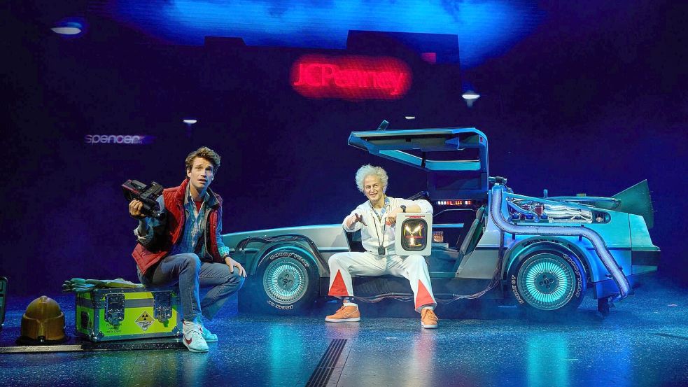 Marty McFly und Doc Brown brauchen mit ihrem Kultauto in der Zukunft keine Straßen. Foto: Georg Wendt