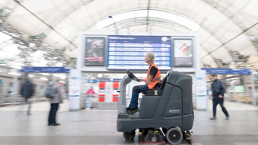 Beim Frühjahrsputz der Bahn sollen dieses Jahr doppelt so viele Stationen gereinigt werden wie sonst. (Archivbild) Foto: Sebastian Kahnert