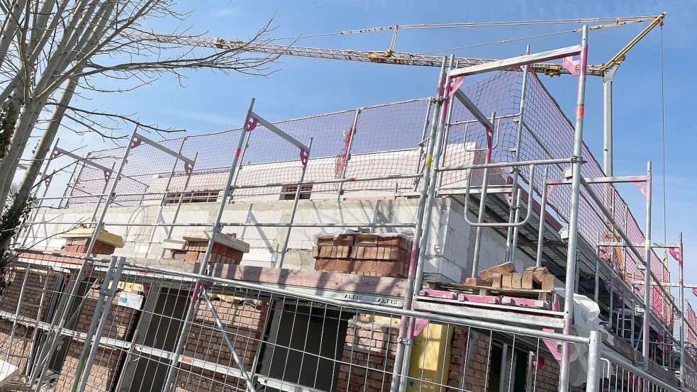 Gebaut wird in Rhauderfehn eigentlich immer fleißig. Der Bau-Turbo soll aber nun den Wohnungsbau noch ankurbeln. Foto: Marion Janßen