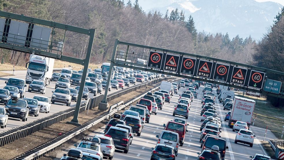 Auf der Autobahn 8 Richtung Alpen dürfte es rund um Ostern wieder viele Staus geben. (Archivbild) Foto: Matthias Balk