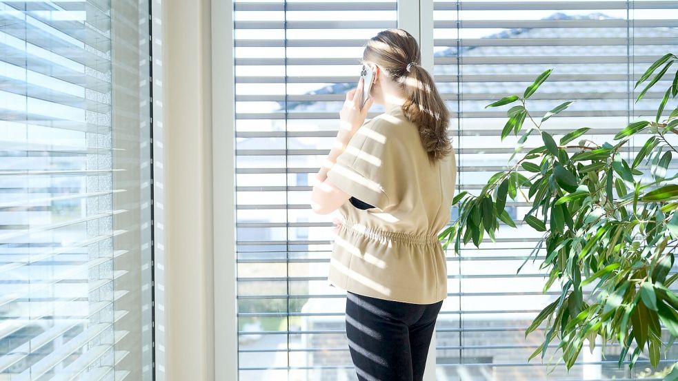 Immer mehr Arbeitnehmerinnen und Arbeitnehmer erhalten ein Diensthandy. Foto: Annette Riedl