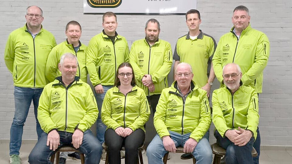 Auf dem Foto sind zu sehen: (stehend von links) Stefan Drathjer (Kassenwart), Pascal Troitzschel (Sportleiter), Simon van Rüschen (2. Medienwart), Michael Haferbecker (Jugendportleiter), Thomas Oltmanns (2. Schriftführer), Sven Lühring (1. Vorsitzender); (sitzend von links) Wilfried Lühring (2. Sportleiter),, Eva Marie Hermes (Medienwartin), Wilfried Hanneken (2. Vorsitzender) und Arnold Korporal (2. Kassenwart). Es fehlen Karsten de Freese (3. Vorsitzender), Simone Nagler (Schriftführerin ) und Stephanie Bluhm (2. Jugendsportleiterin) Foto: Schützenverein