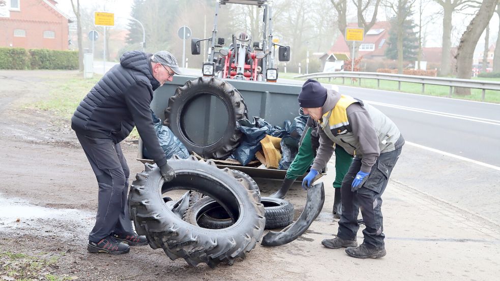 Auch Altreifen wurden illegal entsorgt. Sie wurden von den Helfern eingesammelt. Foto: Hans Passmann