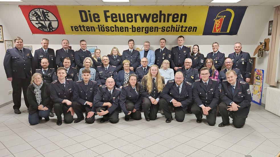 Gruppenfoto mit Geehrten und Beförderten bei der Jahreshauptversammlung der Feuerwehr Flachsmeer. Foto: Feuerwehr