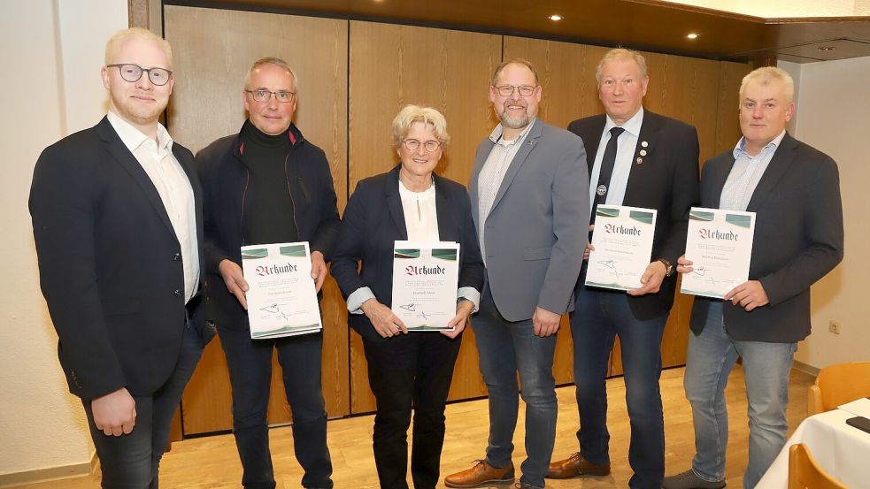 Als Kulturträger der Gemeinde Saterland wurden in einer Feierstunde mehrere Bürgerinnen und Bürger aus allen Ortsteilen geehrt (von links): Stefan Meyer, Hans-Dieter Hanekamp, Elisabeth Sibum, Thomas Otto, Bernd Dannebaum, Manfred Kamphaus. Foto: Hans Passmann
