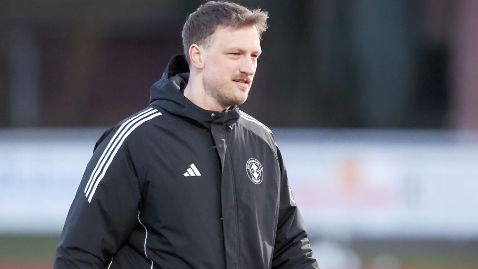 VfB-Trainer Carsten Gündel ärgert sich über den Fehler in der Aufstellungsliste. Foto: Jens Doden, Emden