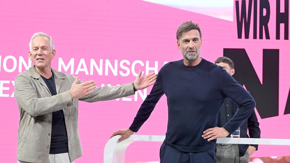 Jürgen Klopp (rechts) wird von Moderator Johannes B. Kerner als Telekom-Experte vorgestellt. Foto: Felix Hörhager