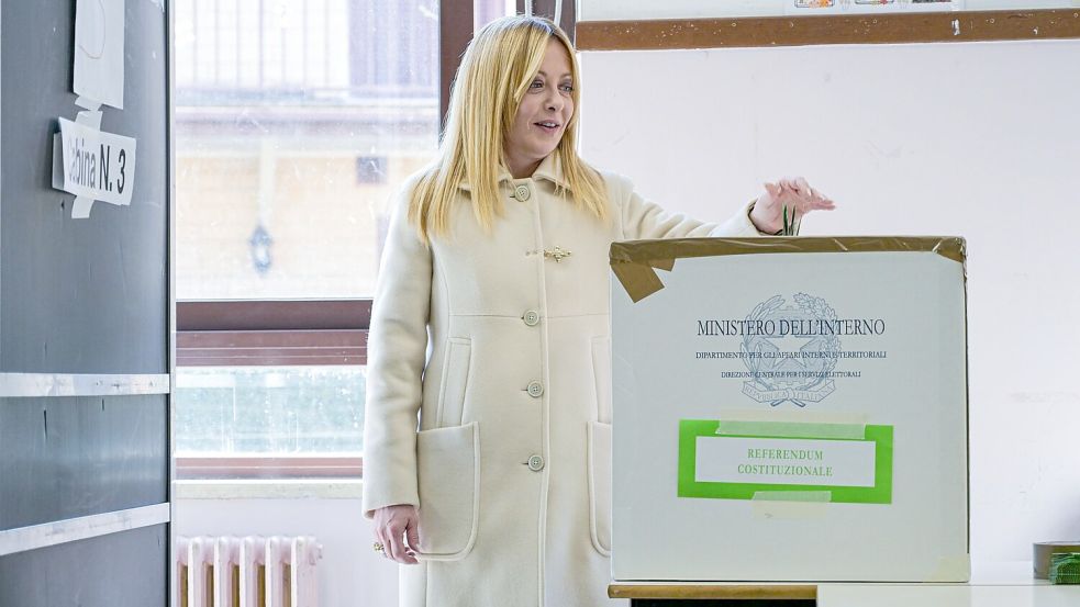 Bei der Stimmabgabe gab sich Ministerpräsidentin Giorgia Meloni noch zuversichtlich. Foto: Valentina Stefanelli/LaPresse/AP