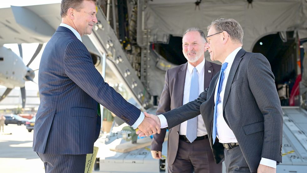 Außenminister Wadephul wird bei einem Besuch in Israel von deutschen Botschafter Steffen Seibert begrüßt. Foto: dpa/Sebastian Gollnow