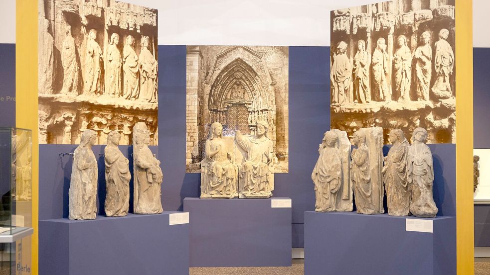 Diese Figuren finden sich im Portal der Marienkirche: links Ecclesia, rechts Synagoga. Und schon in dieser Gegenüberstellung manifestiert sich Antisemitismus. Foto: André Havergo