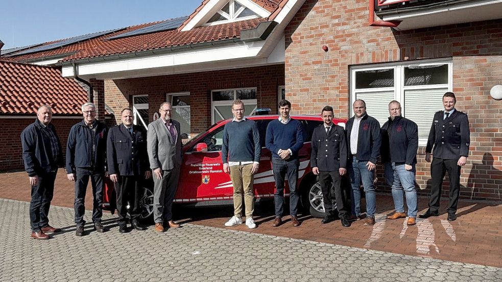 Vor dem neuen First-Responder-Fahrzeug der Feuerwehr Ramsloh stehen hier: (von links) 2. Vorsitzender Rolf Tebben, 1. Vorsitzender Horst Kruse, Leiter des First Responder Teams Kevin Frerichs, Saterlands Bürgermeister Thomas Otto, Daniel Bünger (Raiffeisen Energiepark Saterland GmbH & Co. KG), Theo Waskönig (Waskönig + Walter Kabel-Werk GmbH), stellvertretender Leiter des First-Responder-Teams Niklas Böhmann, Kassenwart Timo Hinrichs, Schriftführer Kevin Heese und Ortsbrandmeister Matthias Schulte. Foto: Thomas Giehl/Gemeindefeuerwehrpressewart
