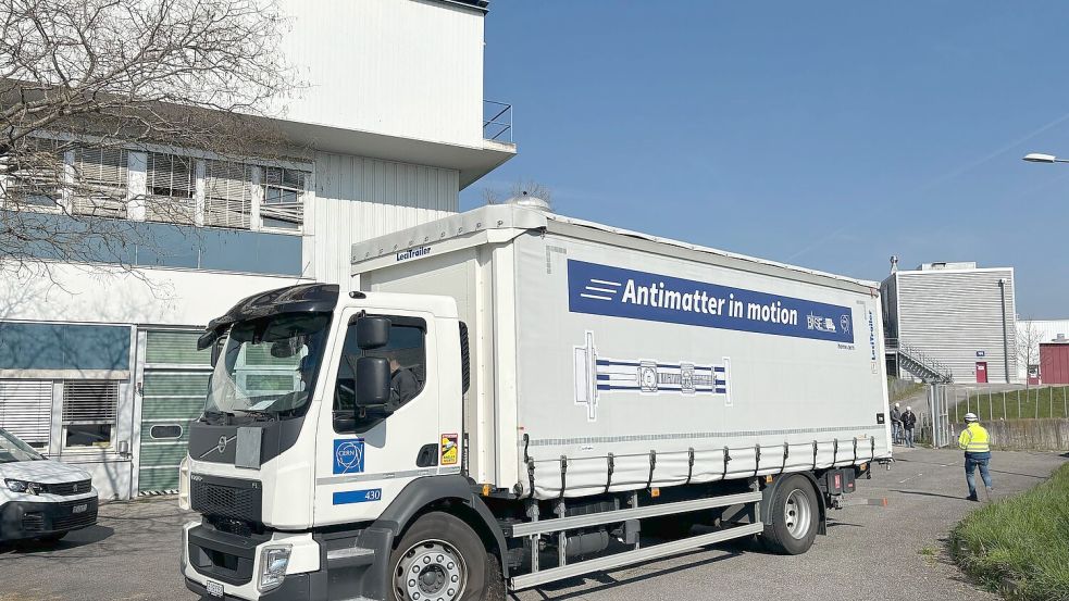 Der Lkw meistert seine Fahrt ohne Zwischenfälle. Foto: Christiane Oelrich/dpa