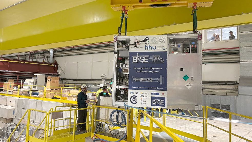 Im Schneckentempo wird der Transportcontainer am Kran durch die Antimaterie-Fabrik gebracht. Foto: Christiane Oelrich/dpa