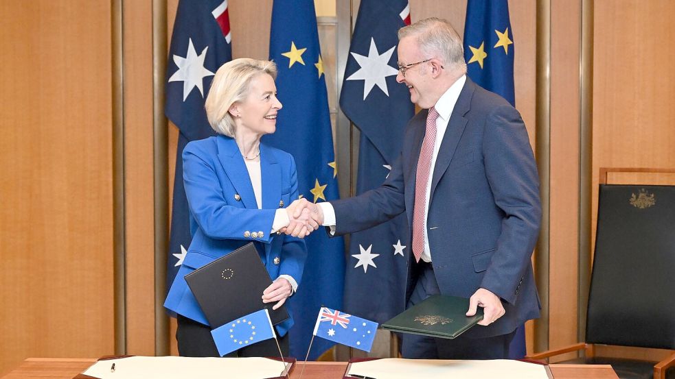 Geschafft: EU-Kommissionspräsidentin von der Leyen und Australiens Premier Albanese geben den Abschluss der Verhandlungen bekannt. Foto: Lukas Coch/AAP/dpa