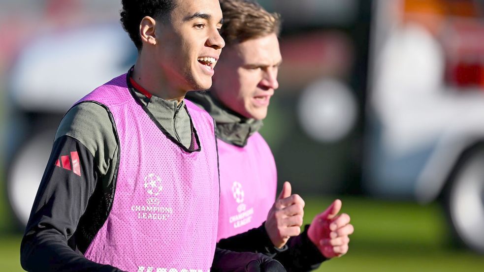 Musiala (l.) und Kimmich kennen sich schon lange. (Archivbild) Foto: Sven Hoppe