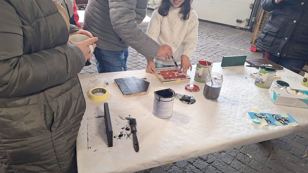 Bei einem Werkstatttermin wird gemeinsam kreativ gearbeitet. Foto: AKSR