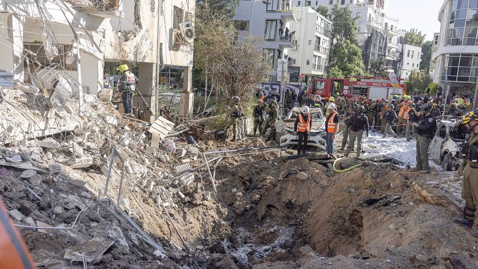 In Israel schlagen weiterhin aus dem Iran abgefeuerte Raketen ein. Foto: Itai Ron/dpa