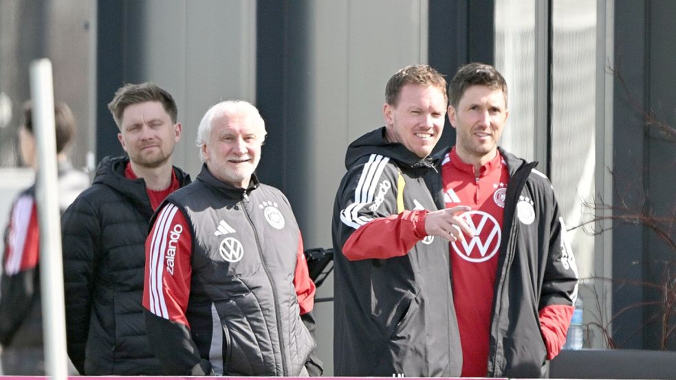 Gute Laune im sonnigen Franken: Sportdirektor Rudi Völler (v.l.), Bundestrainer Julian Nagelsmann und Assistenzcoach Benjamin Glück beim Training. Foto: Federico Gambarini