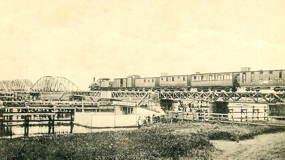 Historische Aufnahme der damaligen Eisenbahnbrücke über die Ems zwischen Hilkenborg und Weener. Foto: Sammlung Pille