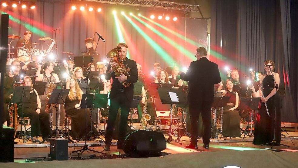 Das Niedersachsen Sound Orchester (NSO) Bösel spielte in der Aula der IGS Barßel ein Gala-Konzert mit abwechslungsreichem Programm. Foto: Hans Passmann