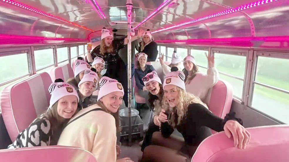 Im Dezember mieteten sich die Fußballerinnen im Rahmen ihrer Weihnachtsfeier auch einen Partybus, in dem sie viel Spaß hatten. Foto: Privat