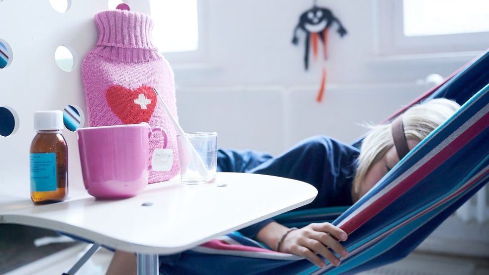 In Deutschland können beide Elternteile zusammen für ein krankes Kind jährlich 15 Arbeitstage freinehmen. Foto: picture alliance/dpa