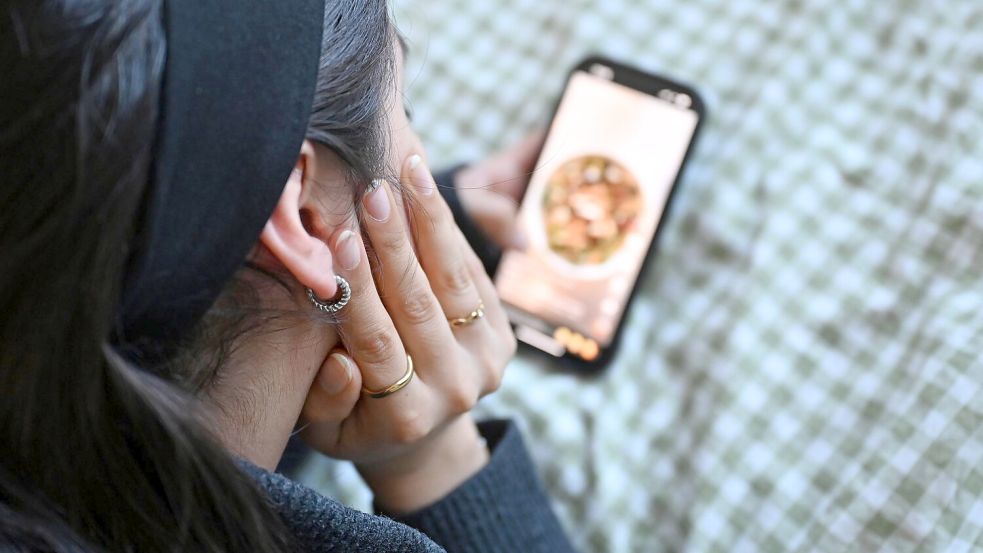 Die britische Regierung möchte herausfinden, wie sich Social Media Einschränkungen und Verbote auf schulische Leistungen, den Schlaf und das Familienleben auswirken. (Archivbild) Foto: Elisa Schu/dpa