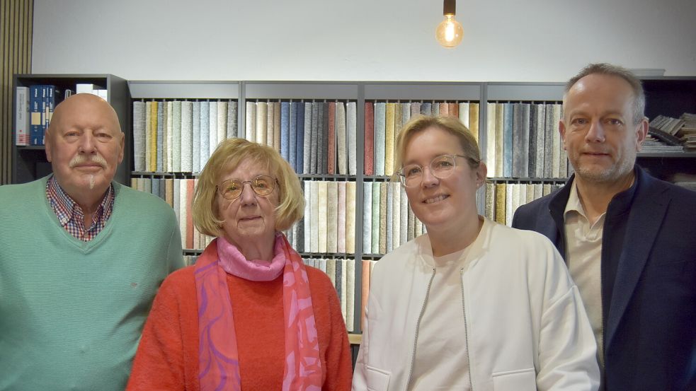 Zwei Generationen: Franz und Anita Schnau haben das Unternehmen 1976 gegründet. Ihr Sohn Frank stieg 2001 in den Betrieb ein und führt die Geschäfte mit seiner Frau Martina seit 2006. Foto: Prins