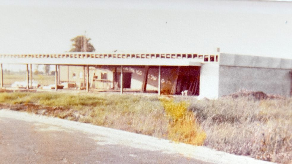 Ein Bau auf der grünen Wiese: Als der Farbenfachmarkt Schnau 1979 gebaut wurde, hatten sich erst zwei Firmen im neuen Gewerbegebiet in Ostrhauderfehn angesiedelt. Foto: privat