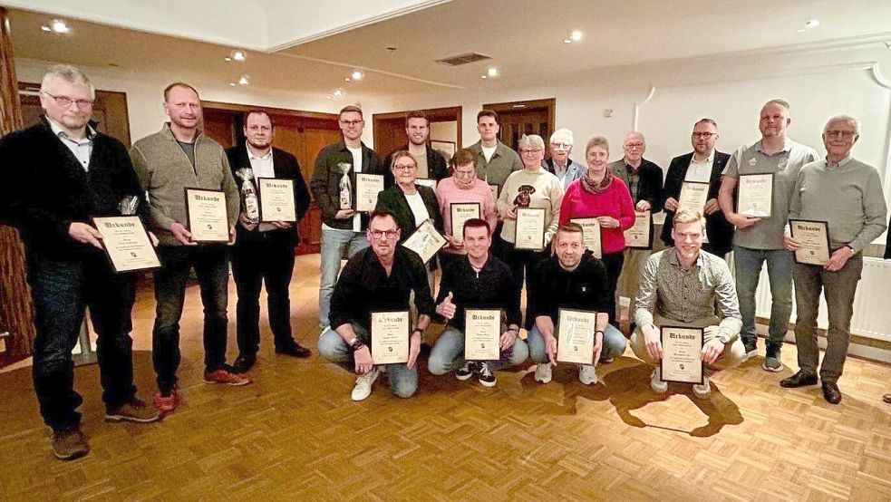 Auf der Jahreshauptversammlung des VfL Viktoria Flachsmeer wurden zahlreiche anwesende Mitglieder geehrt – für Mitgliedschaften von 25 Jahren bis zu 70 Jahren. Foto: VfL Viktoria