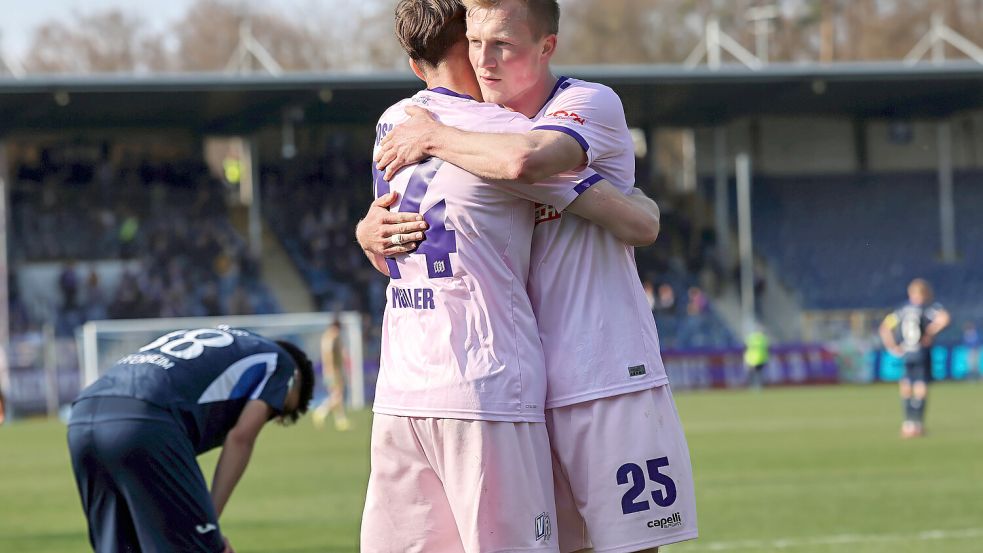 Symbol einer starken Gemeinschaft: Niklas Wiemann (rechts) und Jannik Müller hielten mit dem VfL Osnabrück wieder mal die Null - und jubelten gemeinsam über den 1:0-Sieg in Hoffenheim. Foto: www.imago-images.de