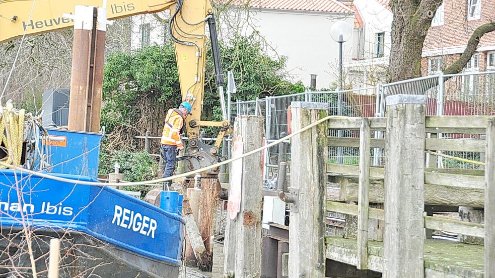 Mit großem Gerät wird an der Uferpromenade in Leer gearbeitet. Foto: Bodo Wolters