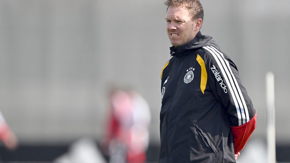Julian Nagelsmann beobachtet das Training der Nationalmannschaft. Foto: Federico Gambarini