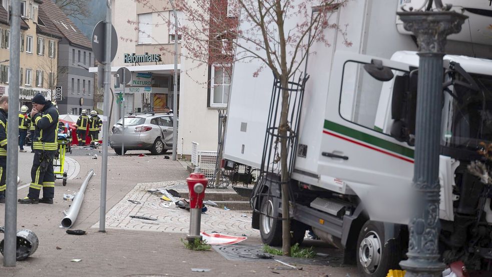 Erst die Hauswand einer Gaststätte bringt den Transporter zum Stehen. Foto: Joshua Rzepka/onw-images/dpa