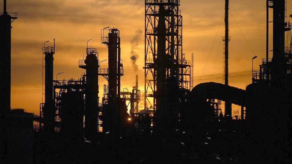 Die Abhängigkeit von globalen Krisen ist vielen in den Unternehmen bewusst, aktuell im Fokus: der Ölpreis. (Symbolfoto) Foto: Marijan Murat