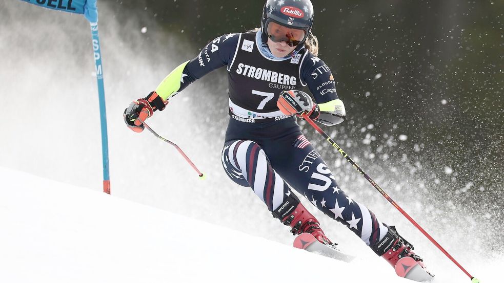 US-Skistar Mikaela Shiffrin holt den Sieg im Gesamtweltcup. Foto: Gabriele Facciotti/AP/dpa