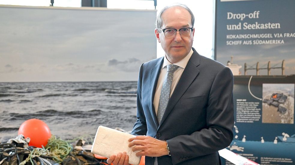 Bundesinnenminister Alexander Dobrindt (CSU) zeigte bei einer Pressekonferenz im Bundeskriminalamt im Herbst Kokainpakete. Sie wurden vor der Insel Borkum ins Wasser geworfen. (Archivbild) Foto: Arne Dedert